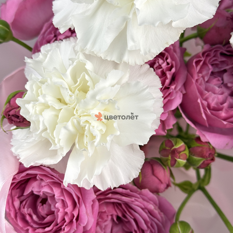 Нежный букет из роз и диантусов